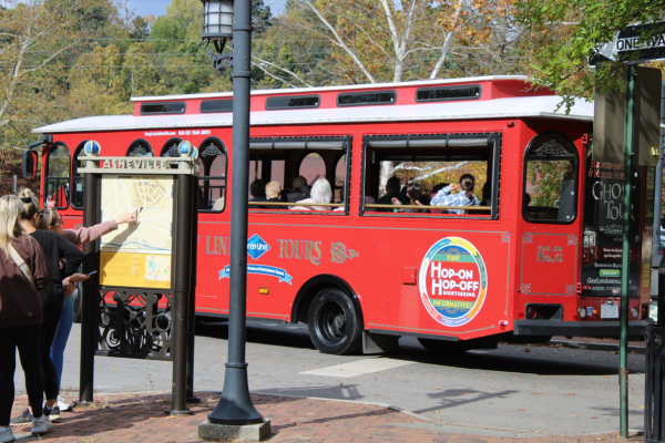 Picture of the red trolley bus Greyline Tours, hop on, hop off art tours